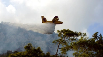 Πυροσβεστικό αεροσκάφος σε φωτιά
