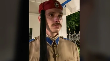 Συγκίνησε ο Εύζωνας που έκλαψε