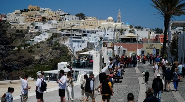 Τουρίστες στη Σαντορίνη