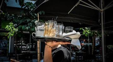 Εργαζόμενος σε εστίαση