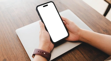 Άτομο κρατάει κινητό