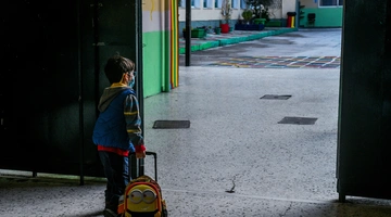 Παιδί πηγαίνει σε σχολείο