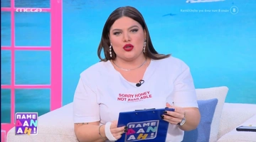 Η Δανάη Μπάρκα εμφανίστηκε με δεμένο χέρι στην εκπομπή της