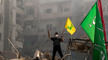 Άνδρας κρατάει τη σημαία της Χεζμπολάχ