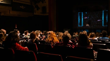 Κοινό σε παράσταση Θεάτρου