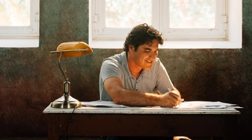 Ο Χριστόφορος Παπακαλιάτης στα γυρίσματα της σειράς Maestro