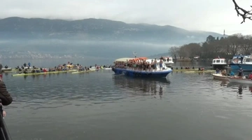 Μία 12χρονη έπιασε τον Σταυρό στη λίμνη των Ιωαννίνων