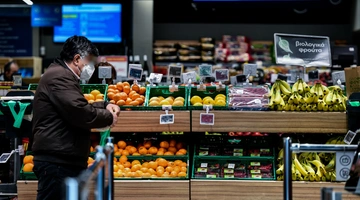 Καταναλωτής σε σούπερ μάρκετ
