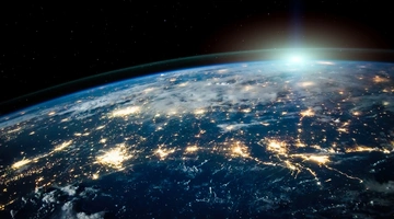 Νυχτερινή λήψη της Γης, με τον ήλιο στον ορίζοντα. Επιστημονικό υπόβαθρο. Φωτογραφία της NASA.