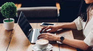 Γυναίκα με λάπτοπ