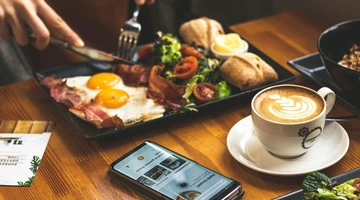 Κινητό στο τραπέζι 