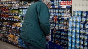 Καταναλωτής σε σούπερ μάρκετ