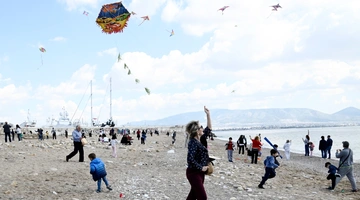 Αλλάζει ο καιρός την Καθαρά Δευτέρα: Πού αναμένονται βροχές και χιόνια