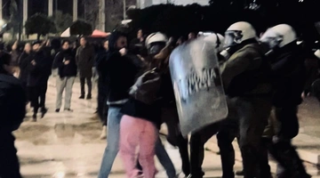 ΜΑΤ χτυπάνε νεαρή διαδηλώτρια μπροστά στον αδερφό της