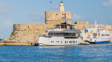 Πλοίο προσεγγίζει το λιμάνι στη Ρόδο