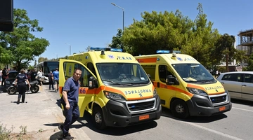 ΕΚΑΒ στο σημείο της σύγκρουσης λεωφορείων στη Βούλα