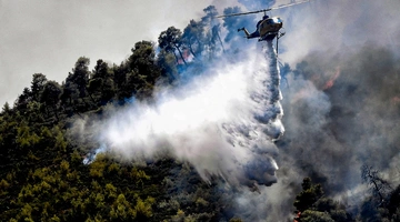 Ελικόπτερο σε φωτιά στην Κορινθία