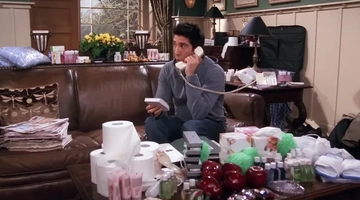 Ο Ρος στο επεισόδιο στα Φιλαράκια που κλέβει αντικείμενα από το ξενοδοχείο