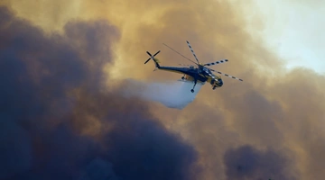 Ελικόπτερο σε επιχείρηση κατάσβεσης