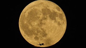 Αεροπλάνο μπροστά από την «Πανσέληνος του Οξύρρυγχου» 