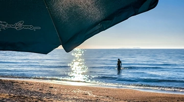 Άτομο σε παραλία