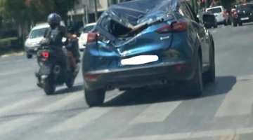 Τρακαρισμένο αυτοκίνητο στην Αθήνα