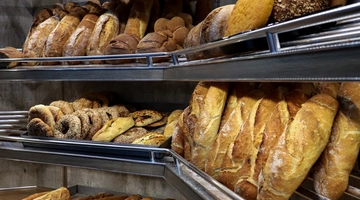 Ψωμιά σε ράφια φούρνου