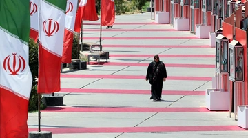 Γυναίκα περπατάει στο Ιράν