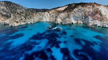 Η Πολύαιγος στη Μήλο