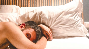 Άνδρας στο κρεβάτι