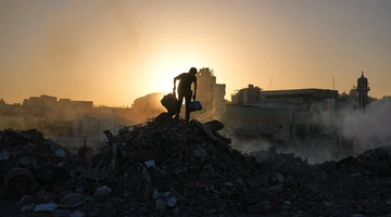 Παλαιστίνιος ψάχνει για αναλώσιμα σε χωματερή της Γάζας