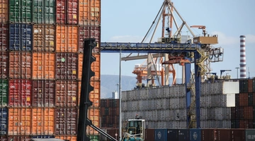 Κοντέινερ στο λιμάνι του Πειραιά