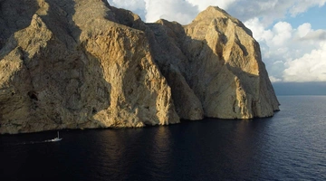 Ο επιβλητικός μονόλιθος Κάλαμος της Ανάφης, το Γιβραλτάρ της Ελλάδας