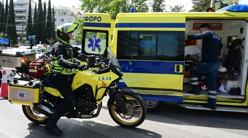 Μοτοσικλέτα του ΕΚΑΒ ανταποκρίνεται σε...τροχαίο με ασθενοφόρο