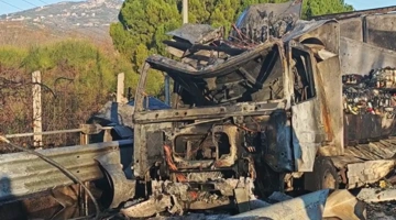 Το κατεστραμμένο από τη φωτιά φορτηγό