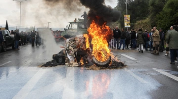 αγροτεσ μπλοκα φωτια