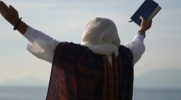 γυναίκα με λευκά