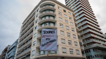 Πανό κατά των τουριστών σε ξενοδοχείο της Ισπανίας