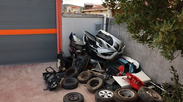 H αποθήκη με όπλα και κλεμμένα οχήματα στα Καλύβια