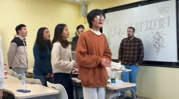 Κινέζοι φοιτητές τραγουδούν στα ελληνικά