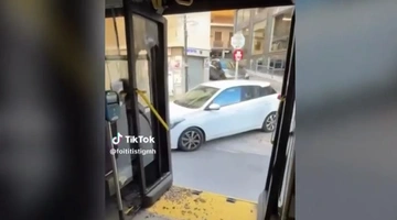 Λεωφορείο με ανοιχτή πόρτα