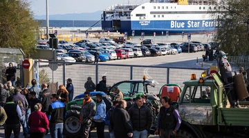 Μπλόκο αγροτών στο λιμάνι της Μυτιλήνης