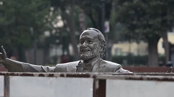 Το άγαλμα του Παβαρότι στον πάγο