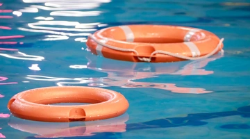 Σωσίβια σε πισίνα