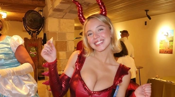 Σίντνεϊ Σουίνι σέξι δράκος