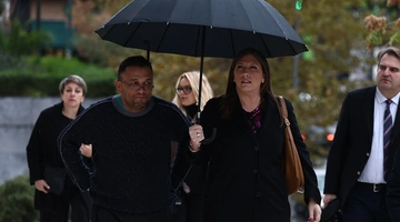 Ζωή Κωνσταντοπούλου και Πάνος Ρούτσι προσέρχονται στη δίκη