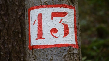 Τρίτη και 13 vs Παρασκευή και 13