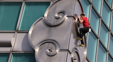 Ο Alex Honnold σκαρφαλώνει σε κτίριο της Ταϊπέι χωρίς προστατευτικά σχοινιά