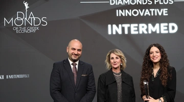 Η Μαρκέλλα Καφούρου, RnD formulation manager InterMed, και ο Θοδωρής Πανόπουλος, BU Dental Marketing Manager InterMed, παρέλαβαν τη διάκριση “Innovative Company” από την Τώνια Πέτροβιτς, Senior Public Relations Manager στη Huawei Technologies SA.