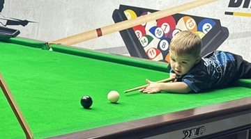 Ο 2χρονος Jude Owens παίζοντας μπιλιάρδο